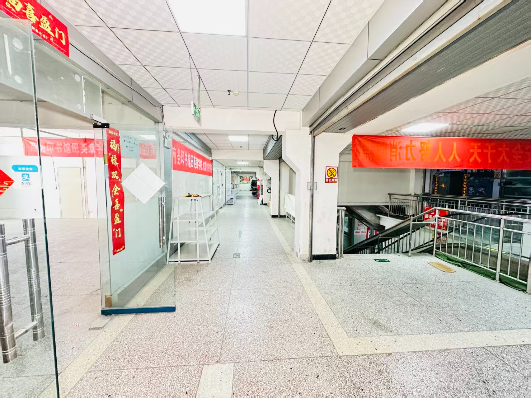 洛阳北航科技园引入人工智能技术应用场景，推动AI与商业、零售、电商、企业服务等领域融合发展。